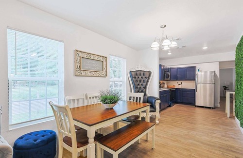 Dallas House | Royal living with Green Wall King Chair-Near DT!