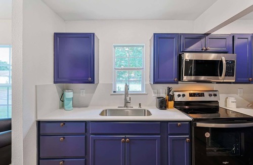 Dallas House | Royal living with Green Wall King Chair-Near DT!