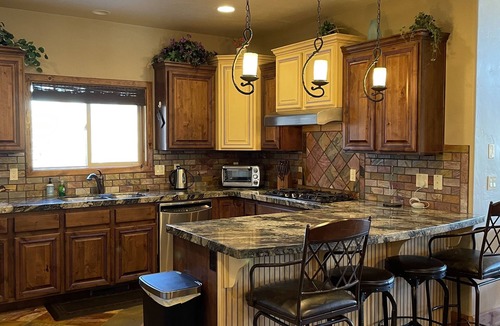 Mammoth Creek House | Royal Mountain Getaway - Cabin Sleeps 22!