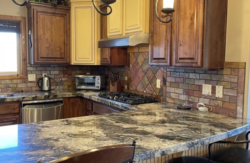 Mammoth Creek House | Royal Mountain Getaway - Cabin Sleeps 22!
