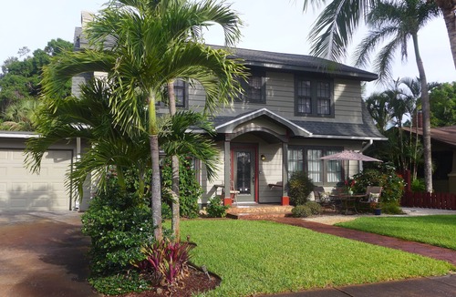 Altamont Manor Apartment | Royal Palm Apt-Huge BR, Remodeled Kitchen & Cabinets, Comfy Leather Sofa!