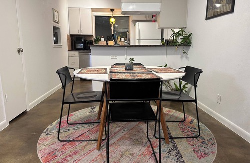 Parker Lane House | Royal Retreat – Luxe 2BR 5 mins to Downtown