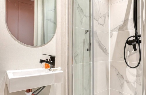 Quartier de la Folie-Mericourt Apartment | Royal Suite Paris Republique