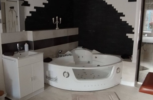 Saint-Amarin Apartment | Royal Suite, with Jacuzzi and 100% private pool table