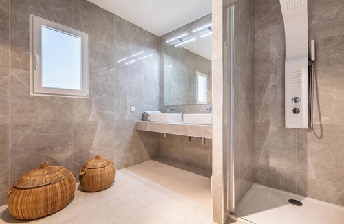 Plaissan Bed & Breakfast | Royal Tiki Lodges