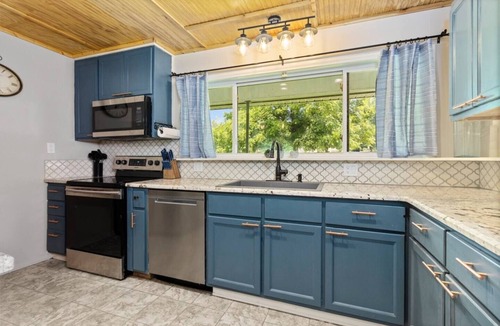 Chandler House | Royal Waters - Waterfront - Boat Rentals available