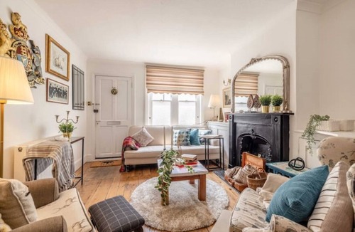 Windsor City Centre Cottage | Royal Windsor Castle Cottage | With Courtyard