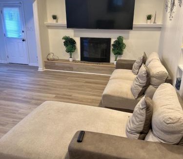 Gunter Afs House | Royale Palace Spacious 3brs 2 baths home