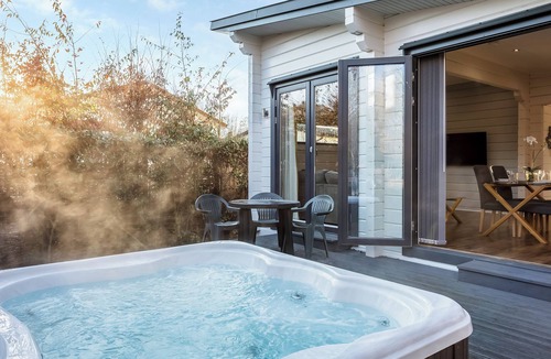 Harlow Apartment | Roydon Two Bedroom Lodge with Hot Tub