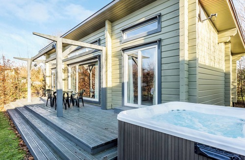 Harlow Apartment | Roydon Two Bedroom Lodge with Hot Tub