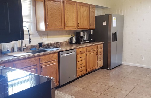 Stanton House | RRG Remote Hilltop Charm-Wifi -HotTub, and awesome views!