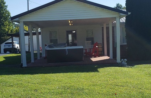 Stanton House | RRG Remote Hilltop Charm-Wifi -HotTub, and awesome views!