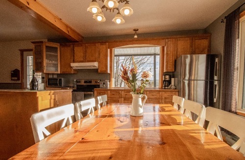 Saint-Leonard-de-Portneuf Ski Chalet | Rrustically decorated chalet on two floors with 4 bedrooms.