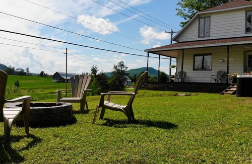 Saint-Leonard-de-Portneuf Ski Chalet | Rrustically decorated chalet on two floors with 4 bedrooms.