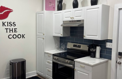 South Park Cottage | Ruby Red Haven – Chic Downtown Retreat Dayton