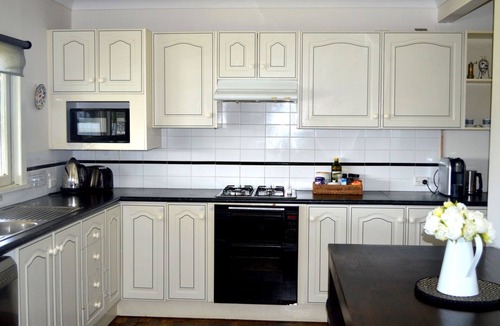 Aberdare House | Ruby's Place Hunter Valley - bottle of wine for winter bookings