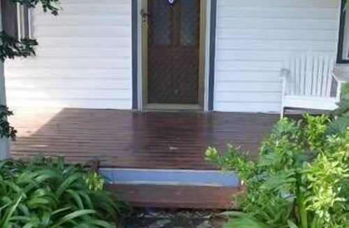 Aberdare House | Ruby's Place Hunter Valley - bottle of wine for winter bookings