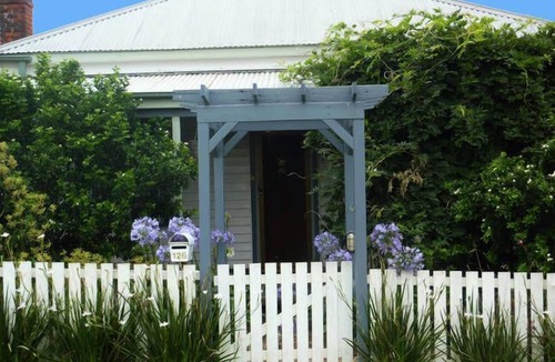 Aberdare House | Ruby's Place Hunter Valley - bottle of wine for winter bookings