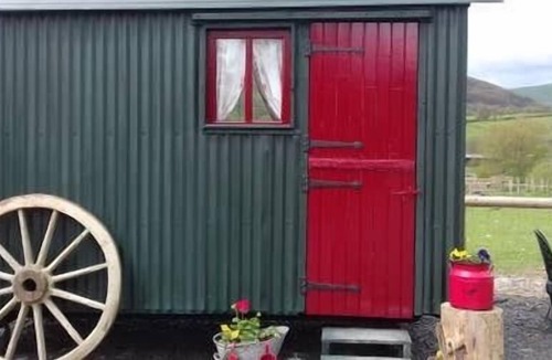 Rhayader Cabin | Ruby Shepherds hut sleeps 4.