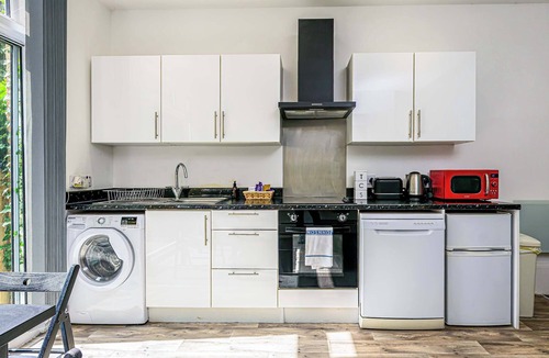 Moseley Apartment | Ruby Suite Moseley Mews by STAE-Homes