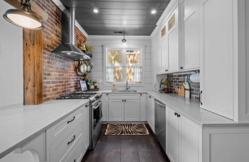 Western Springs House | Ruby’s Retreat - 4BD/3BA+Office in Western Springs