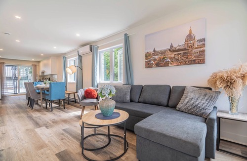 Lafleche Apartment | Rue Balmoral Downtown Haven – Near Festivals & Metro