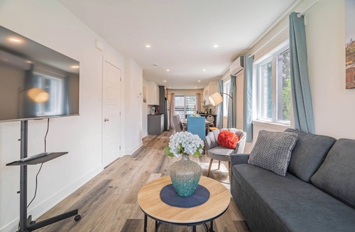 Lafleche Apartment | Rue Balmoral Downtown Haven – Near Festivals & Metro