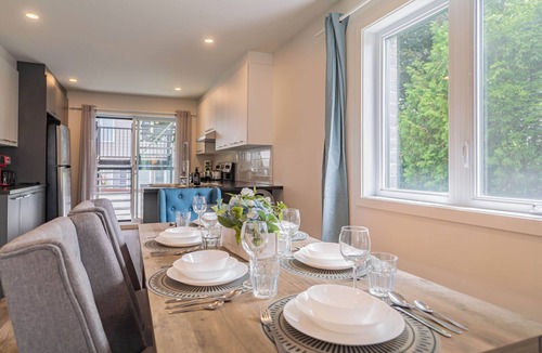 Lafleche Apartment | Rue Balmoral Downtown Haven – Near Festivals & Metro