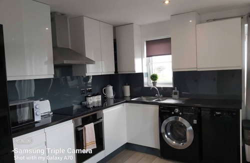 Rugby Apartment | Rugby - Apartment - Sleeps 4 - Parking