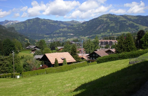 Saanenmöser Apartment | Ruhige Wohnung mit Atemberaubender Aussicht. Familien & Paare Willkommen