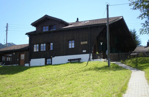 Saanenmöser Apartment | Ruhige Wohnung mit Atemberaubender Aussicht. Familien & Paare Willkommen