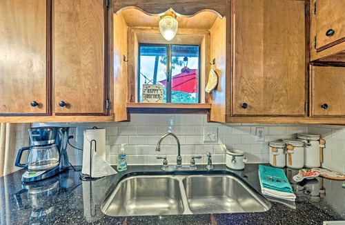 Ruidoso Cottage | Ruidoso Cabin w/Deck & Grill - Walk to Town!