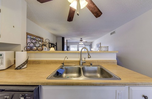 Ruidoso Apartment | Ruidoso Condo w/Golf View ~ 17 Mi to Ski Apache!