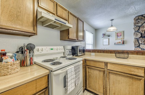 Ruidoso Apartment | Ruidoso Home w/Balcony ~ 16 Mi to Ski Apache!
