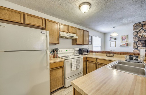 Ruidoso Apartment | Ruidoso Home w/Balcony ~ 16 Mi to Ski Apache!