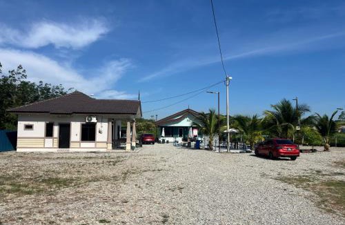 Sungai Baru Tengah House | Rumah Armand Studio Family with Swimming Pool Pengkalan Balak Tg Bidara Masjid Tanah Melaka