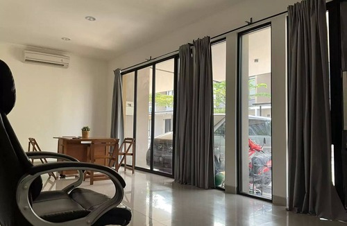 Cikokol House | Rumah Dallas pik 2 dan free pembantunBanyak tempat wisata kuliner, klub, pantai