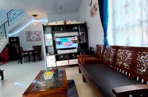 Berastagi Villa | Rumah dua lantai berwarna biru cerah tampak bercahaya di malam hari