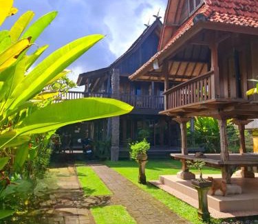 Mengwi Hotel | Rumah Kayu Sari