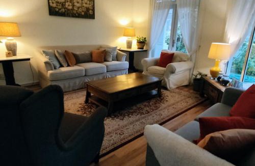 Kota Warisan Bed & Breakfast | Rumah Putih near KLIA