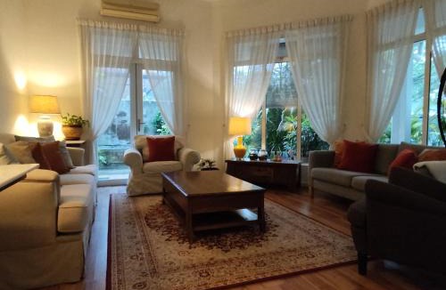 Kota Warisan Bed & Breakfast | Rumah Putih near KLIA