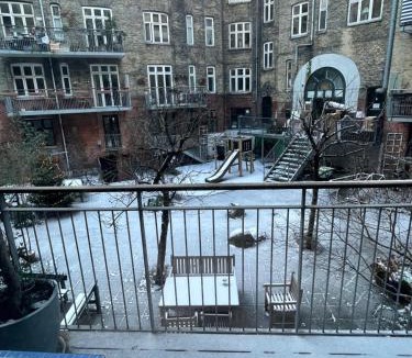 København V Apartment | Rummelig Københavnerlejlighed