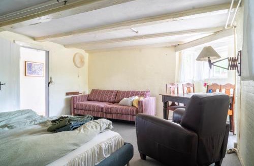 Brabrand Bed & Breakfast | Rummeligt kælderværelse med egen indgang og privat terrasse nær Aarhus
