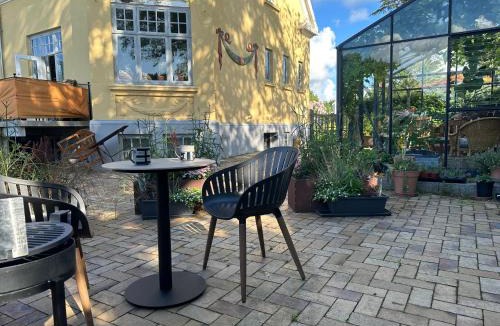 Brabrand Bed & Breakfast | Rummeligt kælderværelse med egen indgang og privat terrasse nær Aarhus