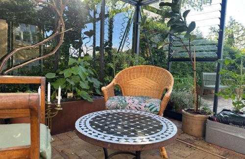 Brabrand Bed & Breakfast | Rummeligt kælderværelse med egen indgang og privat terrasse nær Aarhus