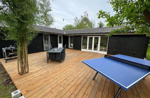 Grevinge House | Rummeligt sommerhus ved Lammefjorden - Stor terrasse, have & plads til 6 gæster