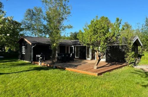 Grevinge House | Rummeligt sommerhus ved Lammefjorden - Stor terrasse, have & plads til 6 gæster