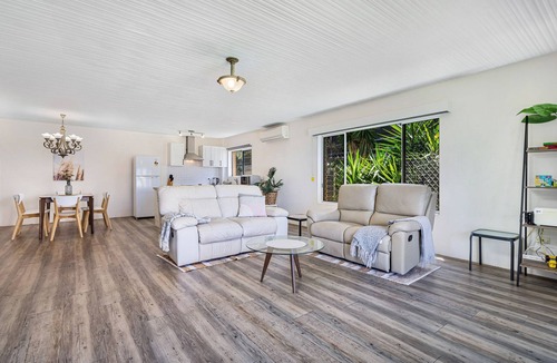 Runaway Bay Apartment | Runaway Bay Waterfront Delight