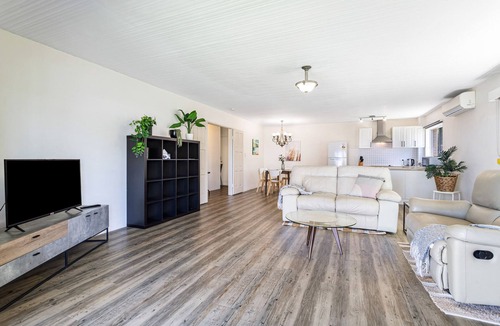 Runaway Bay Apartment | Runaway Bay Waterfront Delight