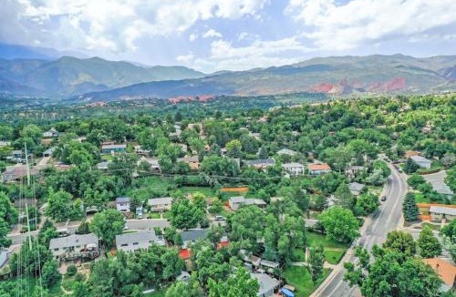 West Colorado Springs House | Runaway Escapade! Hot Tub, BBQ & Fire Pit